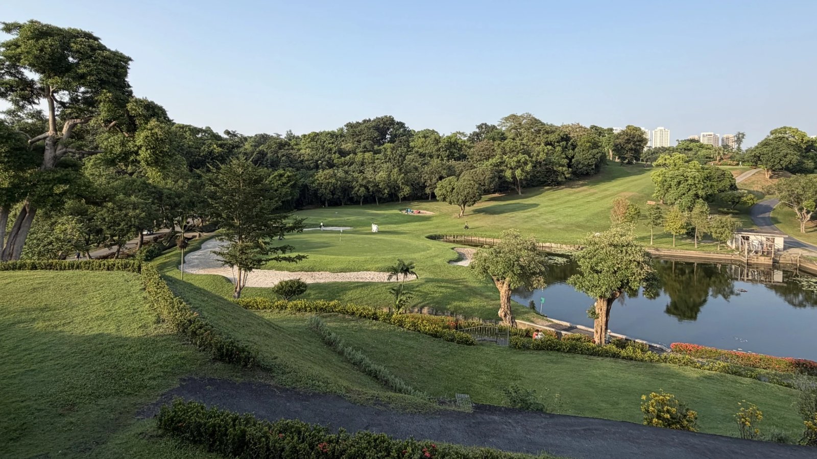 高雄果嶺自然公園的草坡、水塘與大尺度綠地