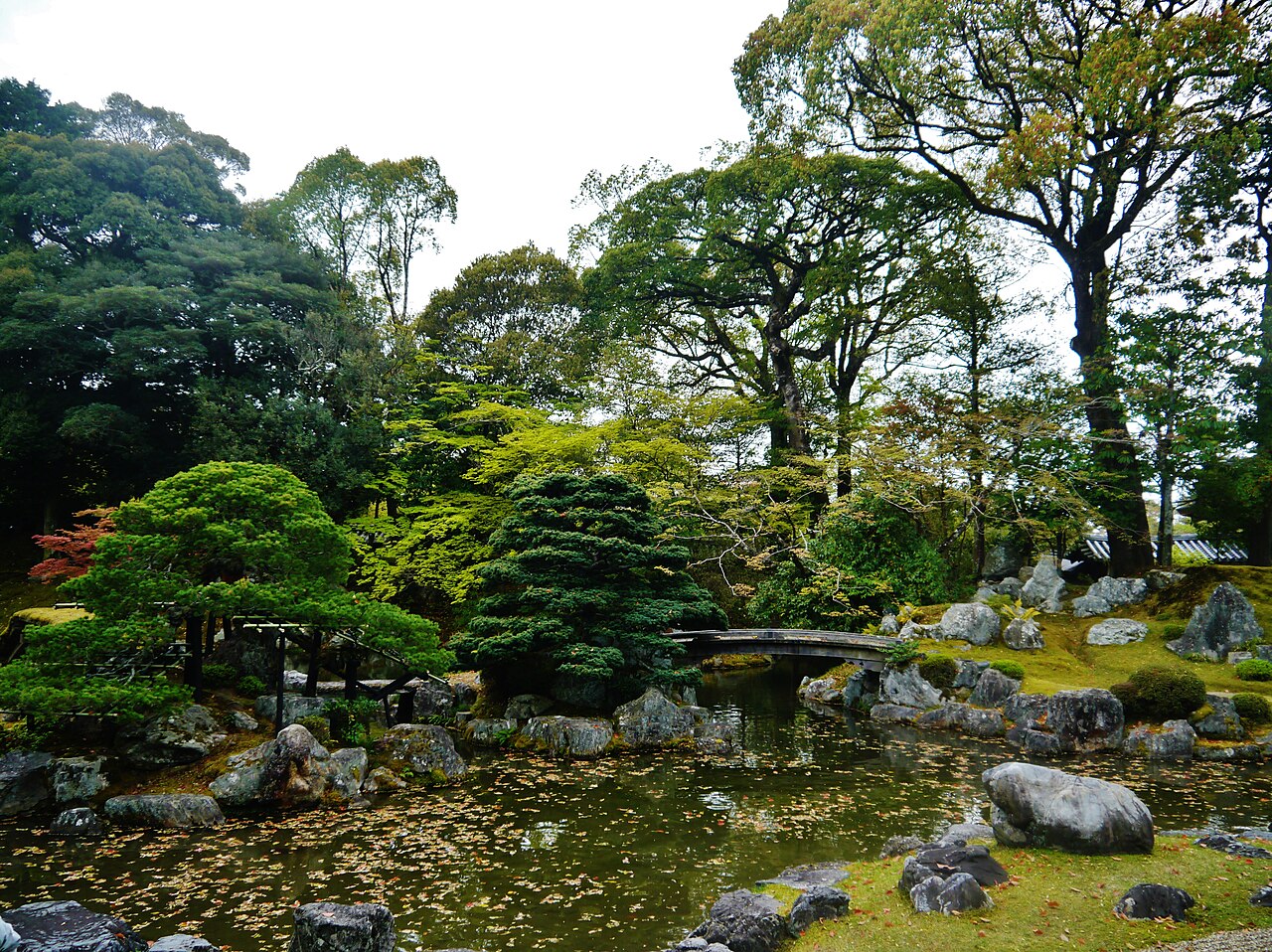 京都醍醐寺三寶院庭園的池、橋與石組