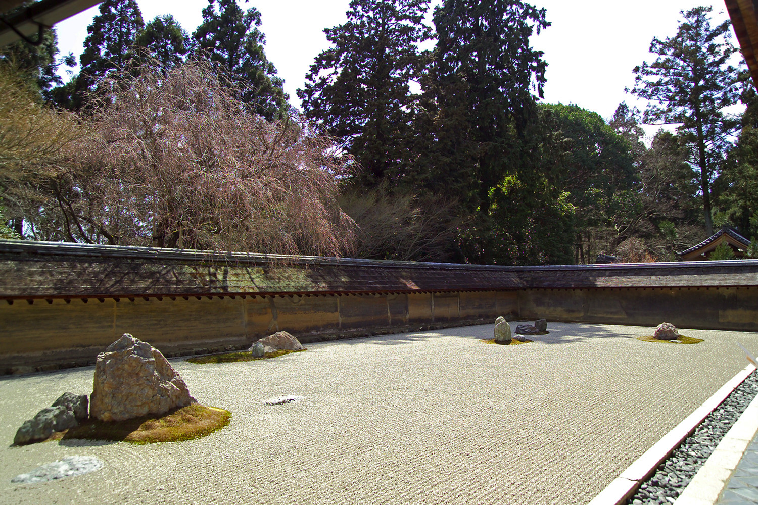 京都・龍安寺方丈庭園の石組と白砂