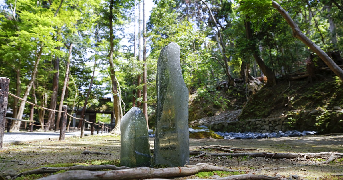 Glass forms, moss, trees, and the approach to Honen-in in Yukito Nishinaka’s glass karesansui