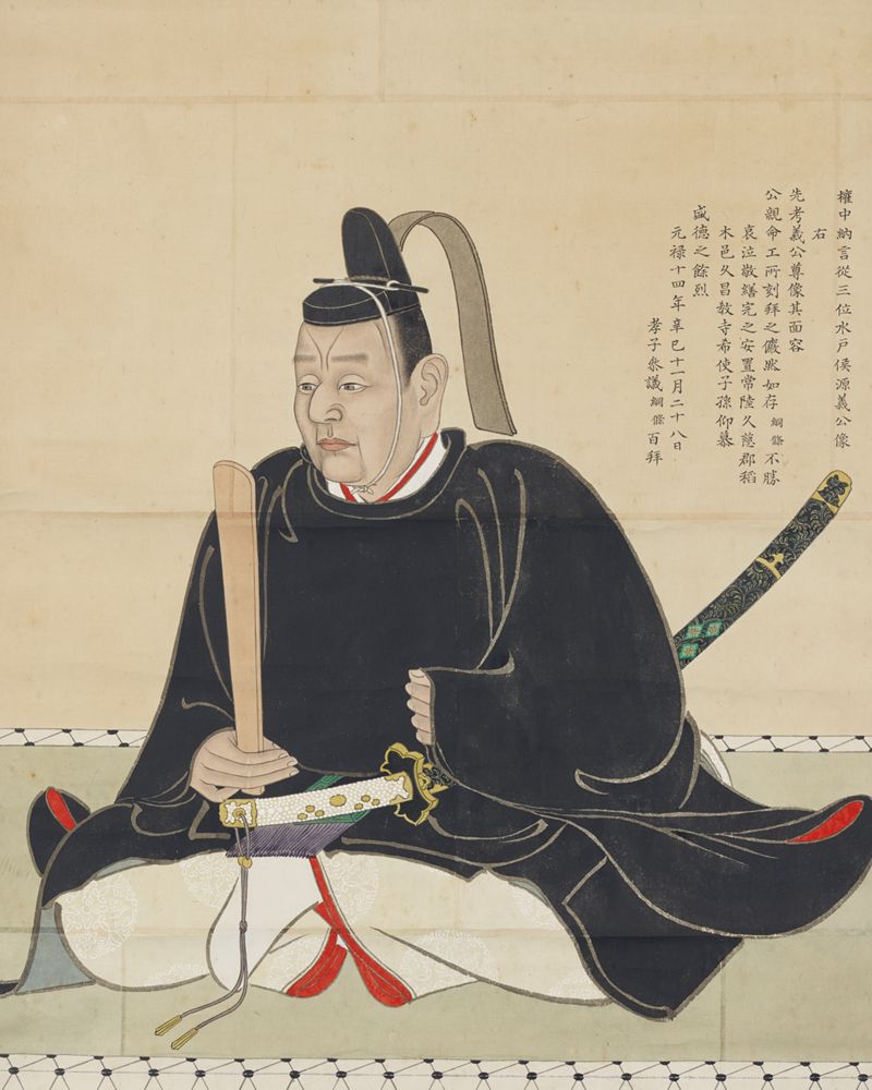 黒い束帯姿で笏を持ち、太刀を帯びて座る徳川光圀の彩色肖像